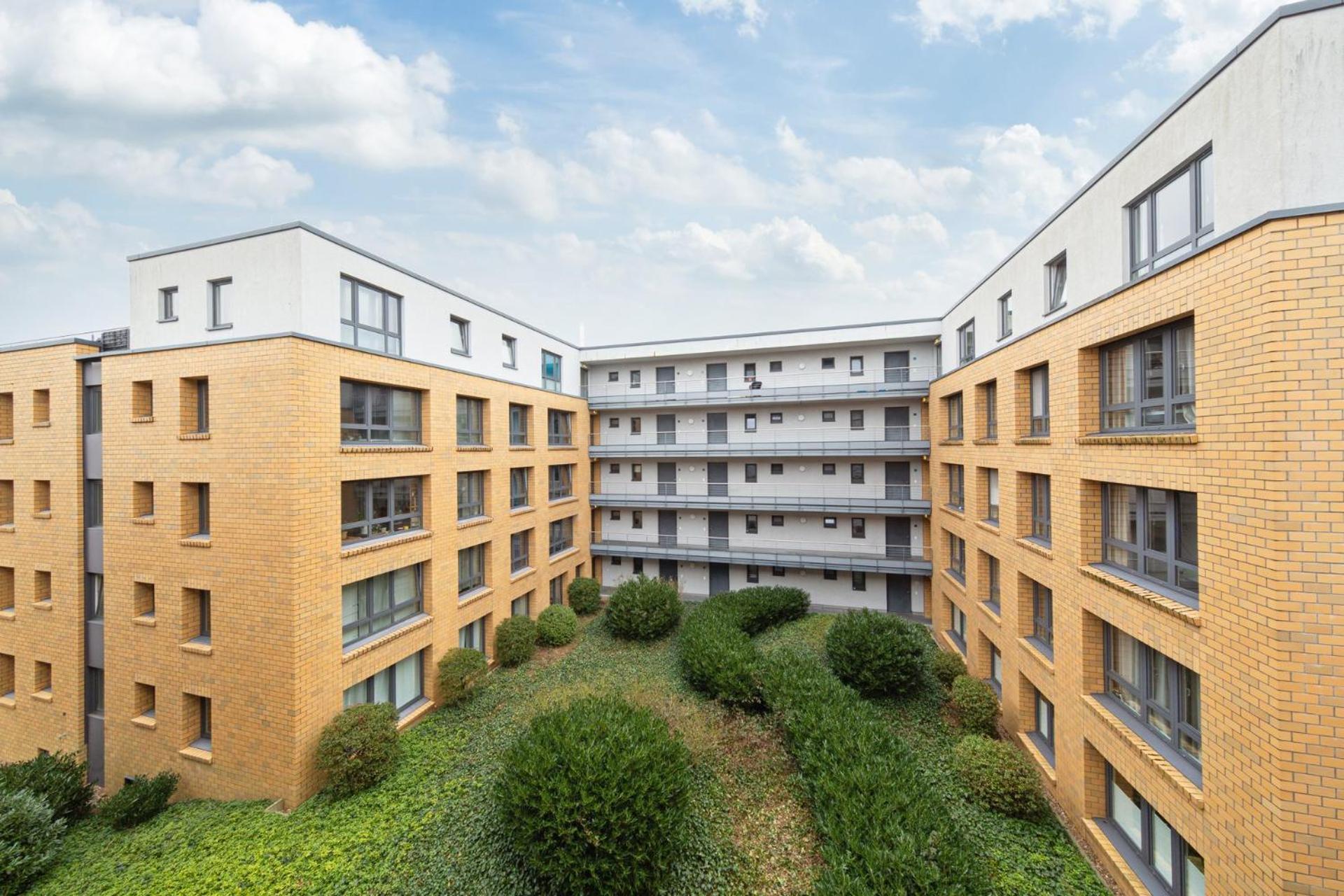 & Coliving Aparthotel